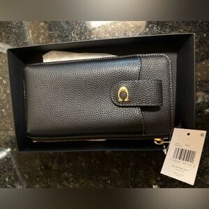 NWT Coach Essential Phone Wallet